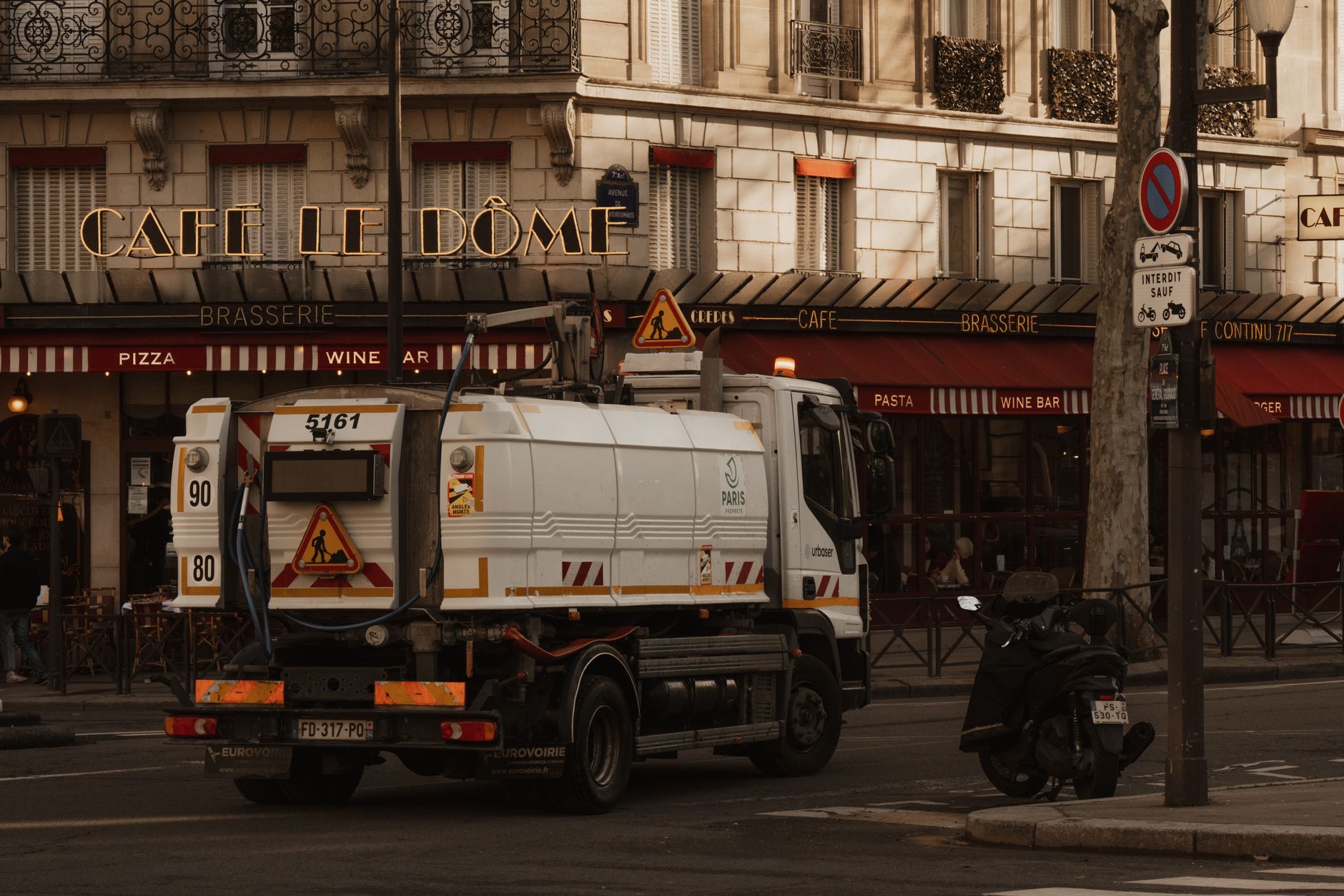 Camion de déménagement devant un immeuble haussmannien Paris 15e