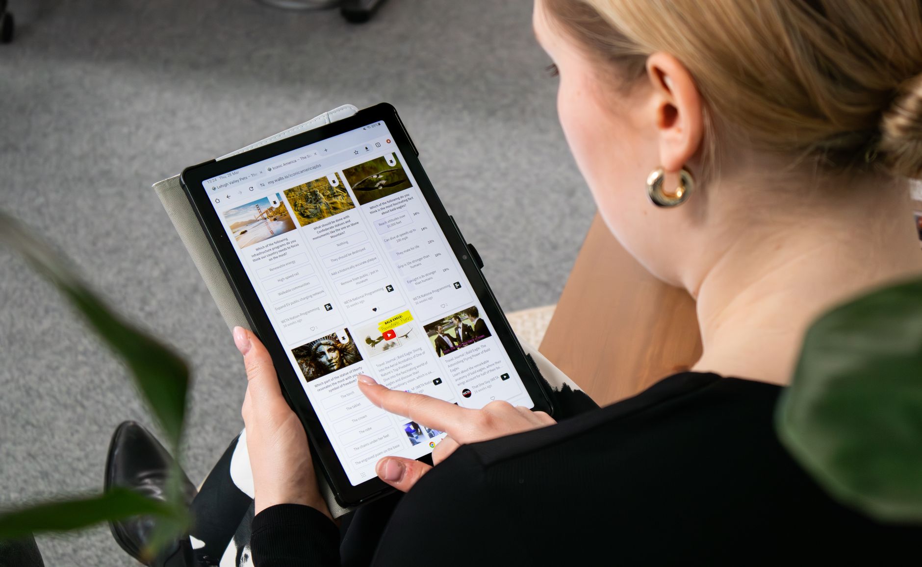 Consultation d'avis déménageur sur tablette avec café sur un bureau en bois