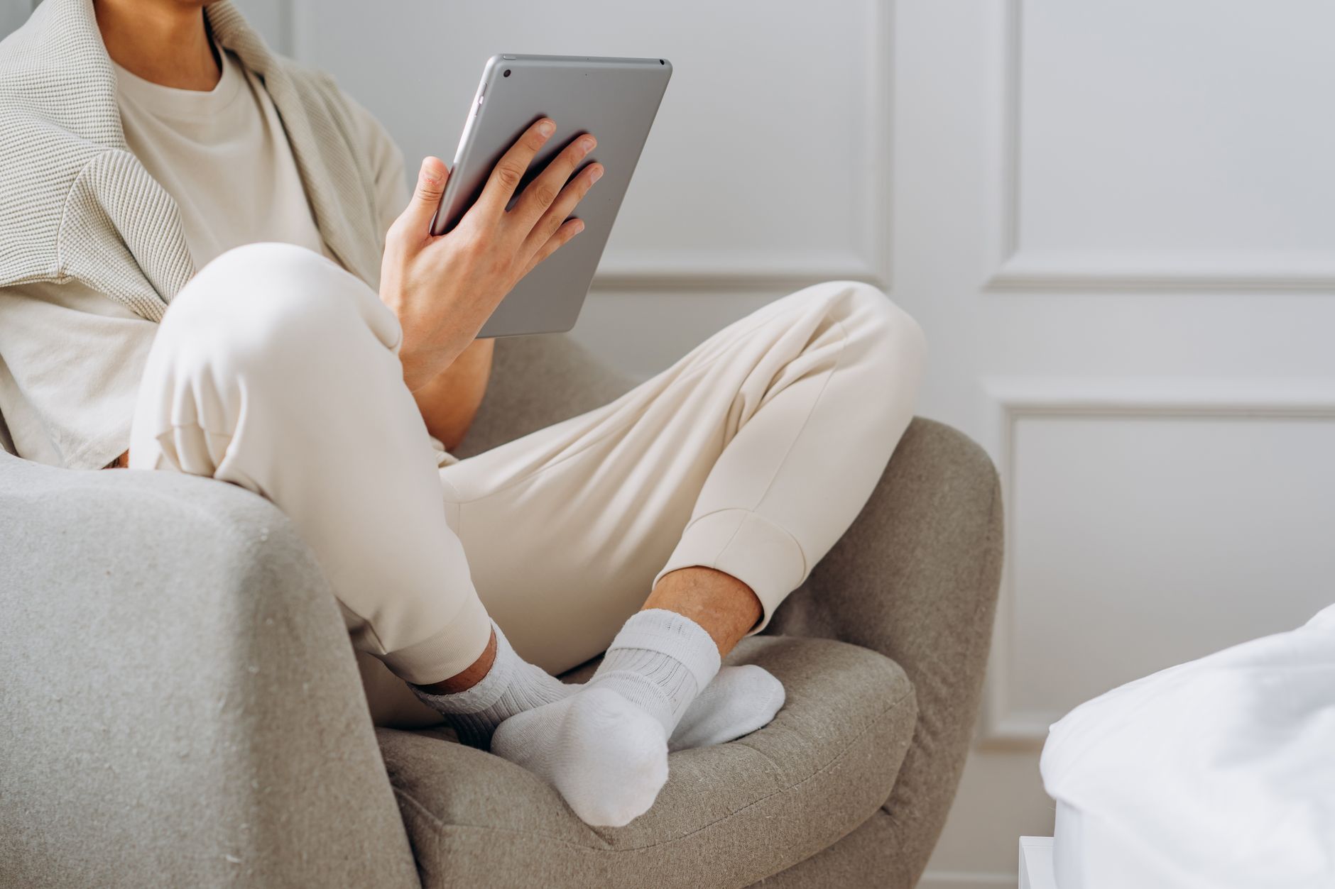 Personne consultant des avis en ligne sur tablette pour choisir un déménageur