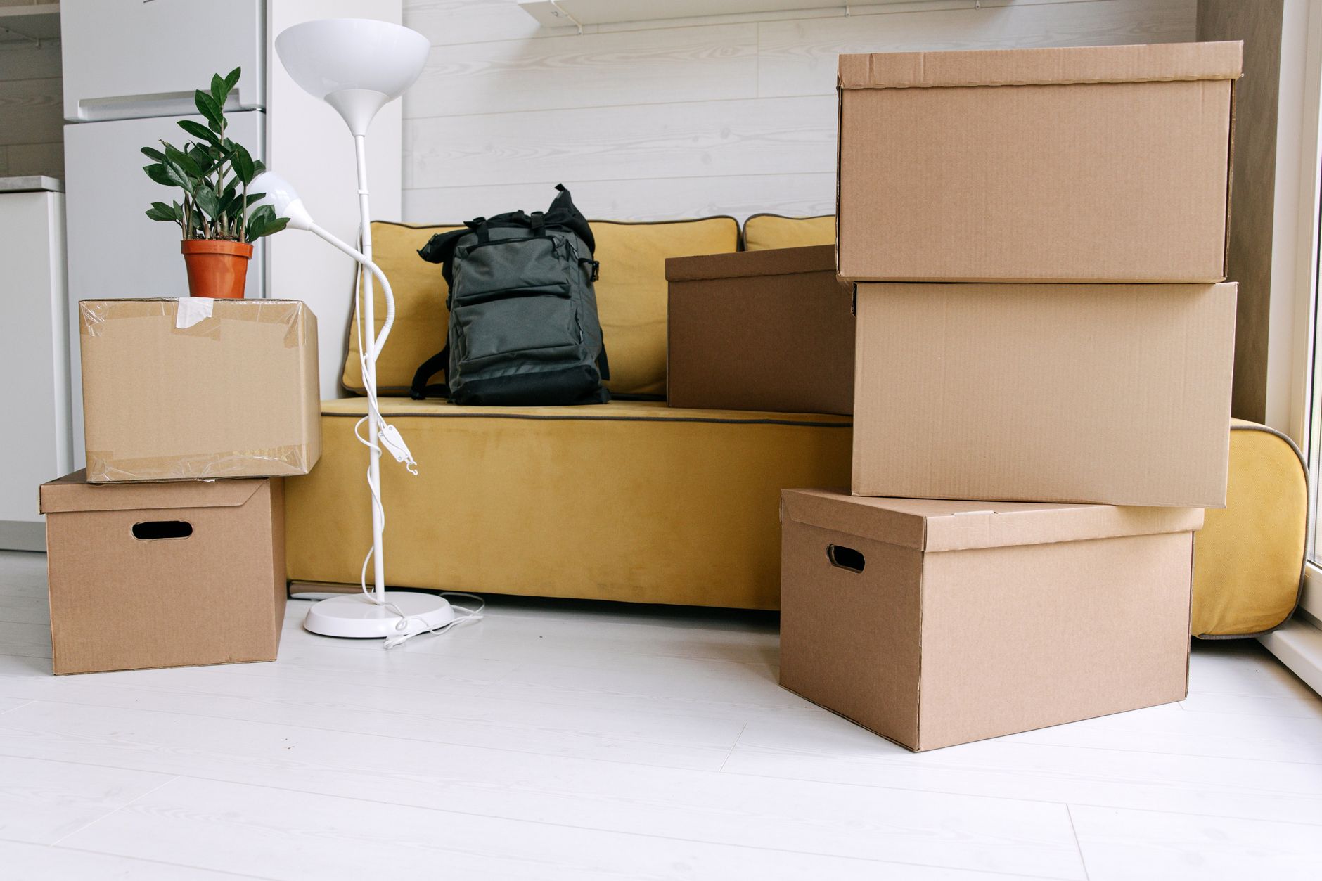 Cartons de déménagement empilés dans un appartement parisien avant le jour J