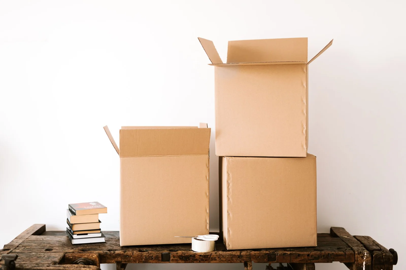Cartons de déménagement en double cannelure empilés dans un couloir parisien