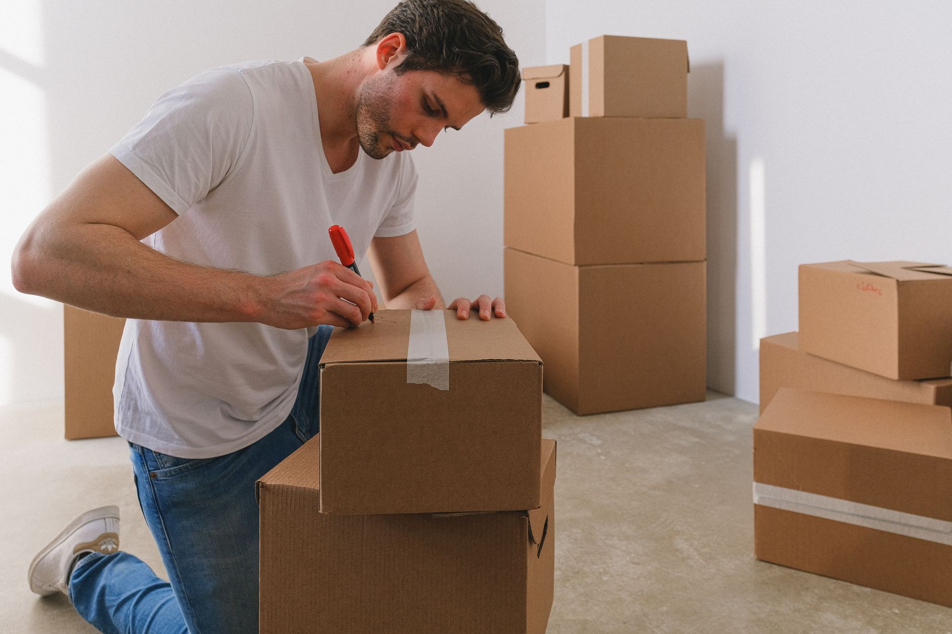 Cartons étiquetés et empilés prêts pour un déménagement longue distance