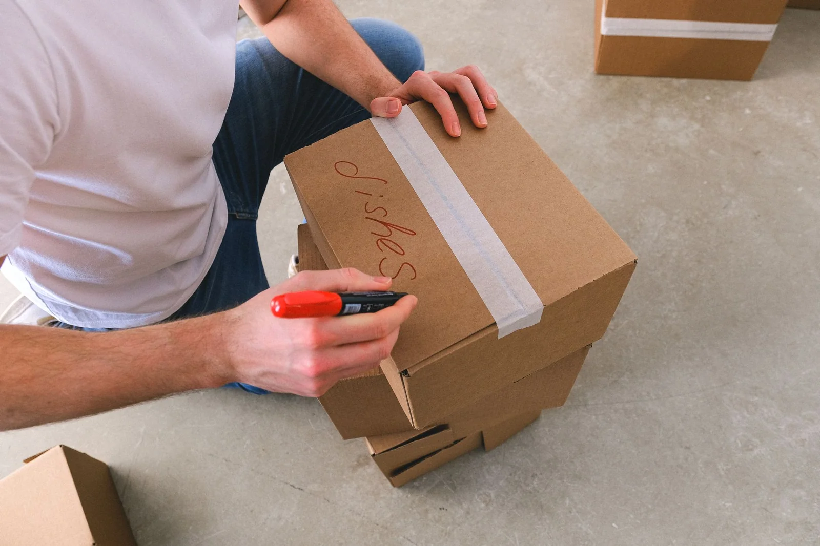 Cartons étiquetés empilés prêts pour le déménageur
