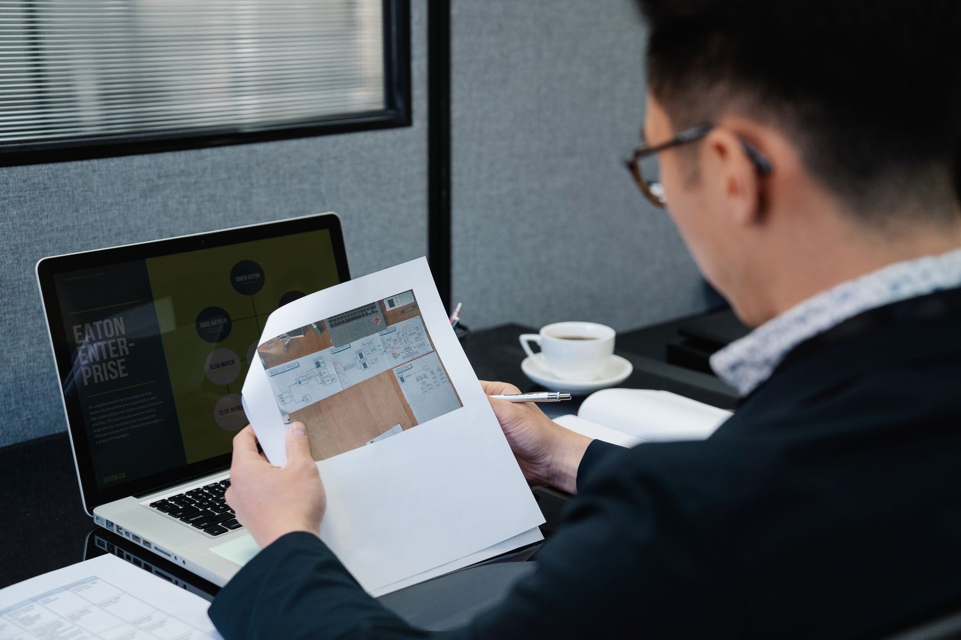 Homme consultant les avis d'un déménageur sur un ordinateur portable