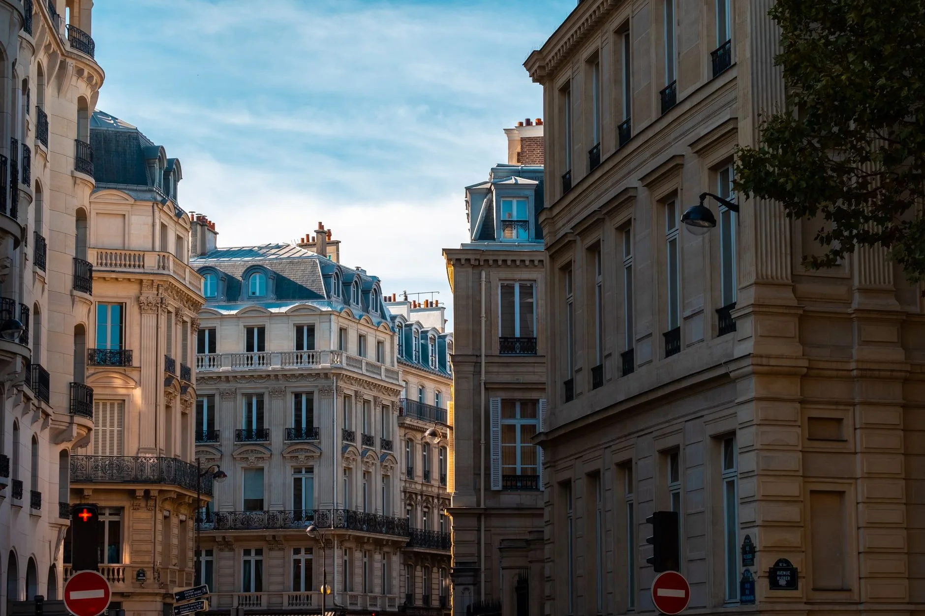 Rue étroite du 15e arrondissement de Paris avec des immeubles haussmanniens