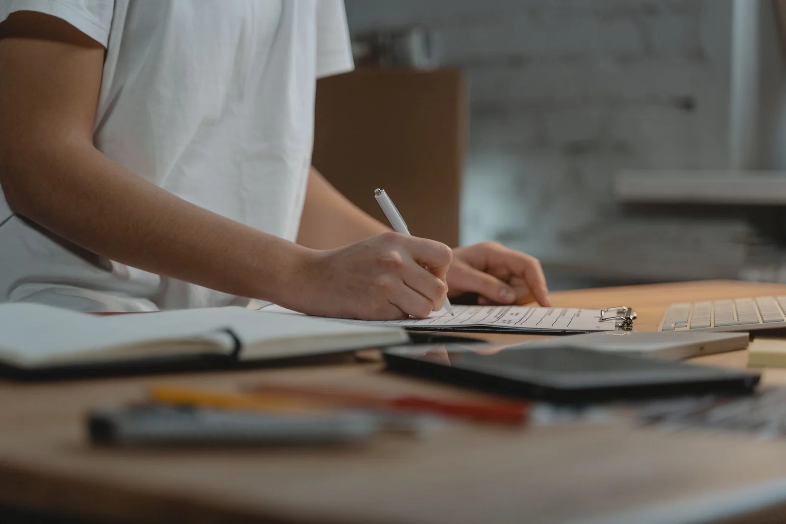 Checklist déménagement posée sur un bureau avec stylo et café