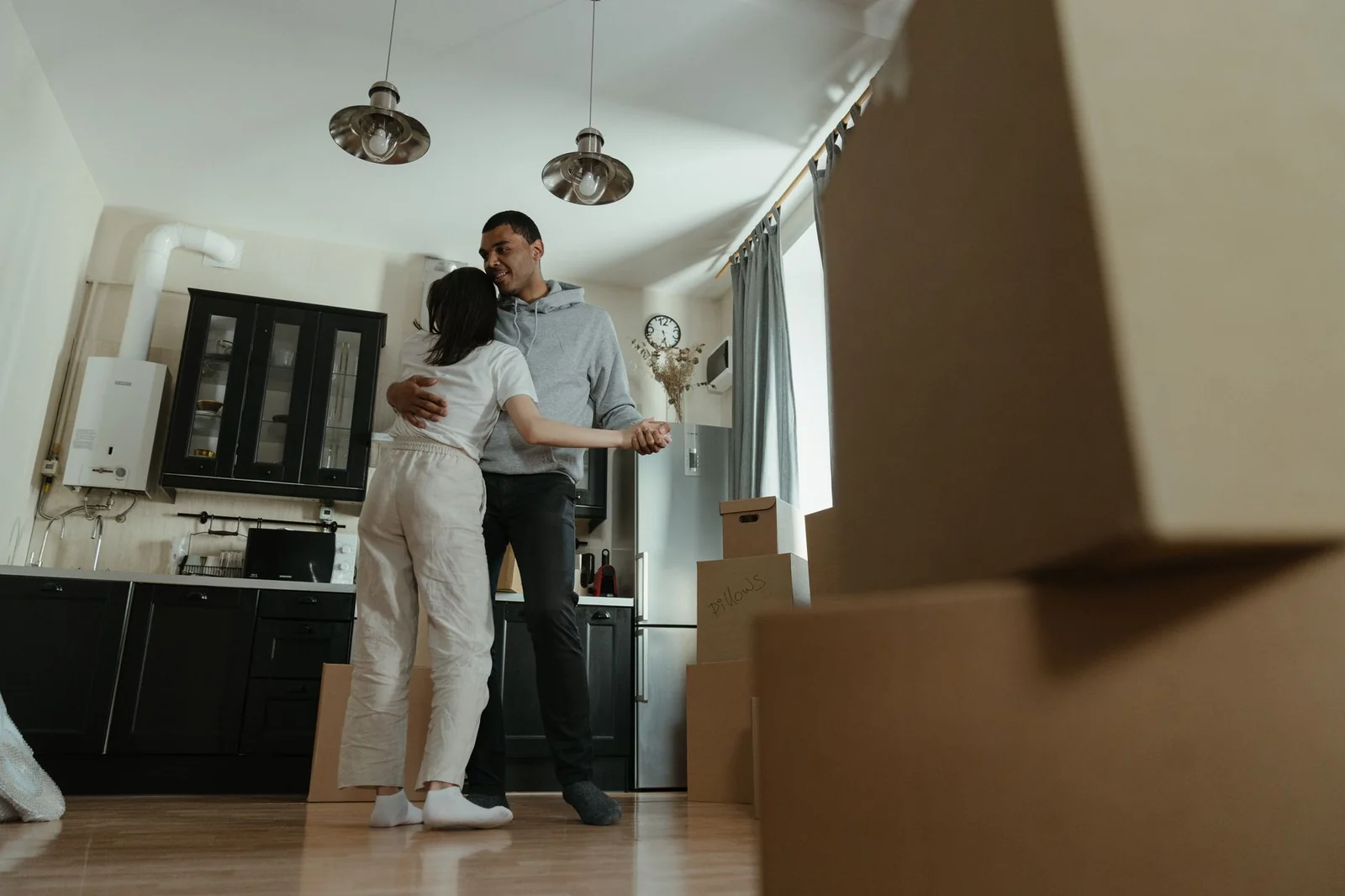 Cartons de déménagement empilés dans un appartement parisien vide