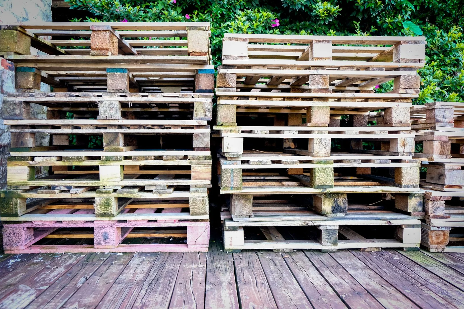 Meubles protégés par des housses et rangés sur palettes dans un box de stockage