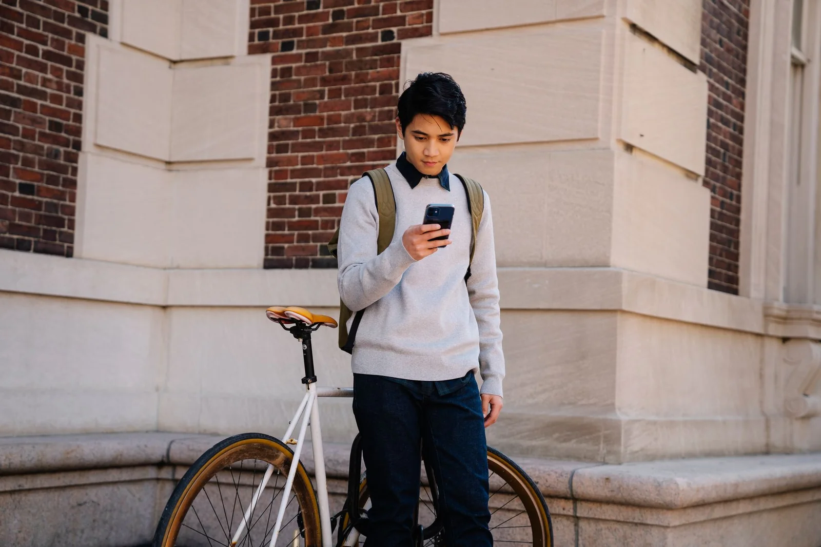 Personne vérifiant l'adresse d'un garde-meuble sur un smartphone devant un box de stockage